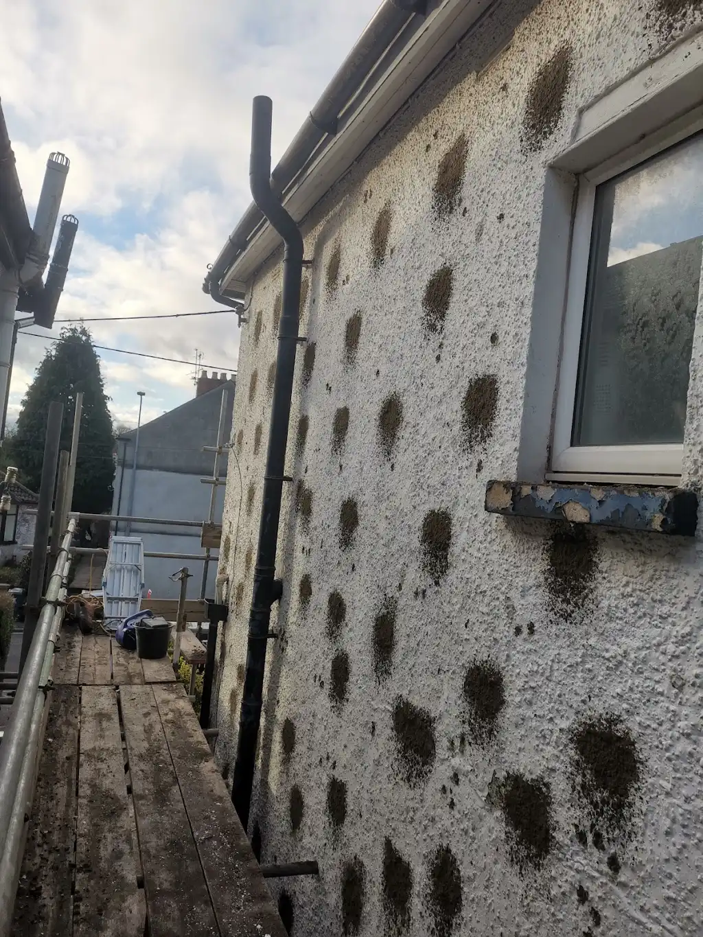 Scaffold access along side wall during cavity wall-tie replacement